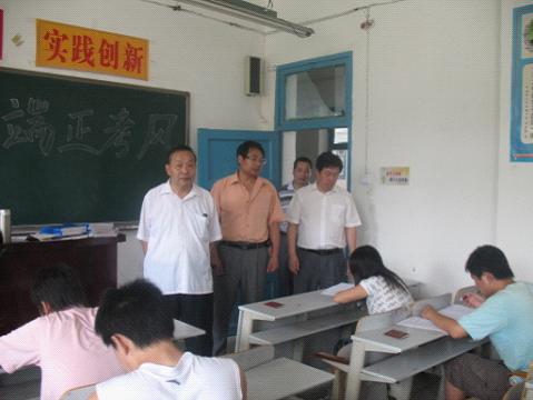 教学督导组视察考场