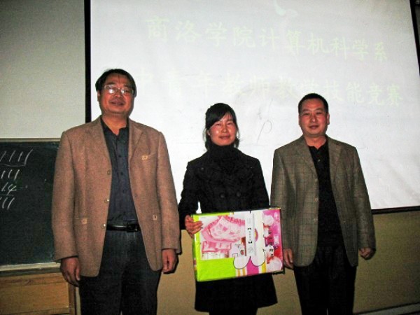 院领导和参赛老师合影