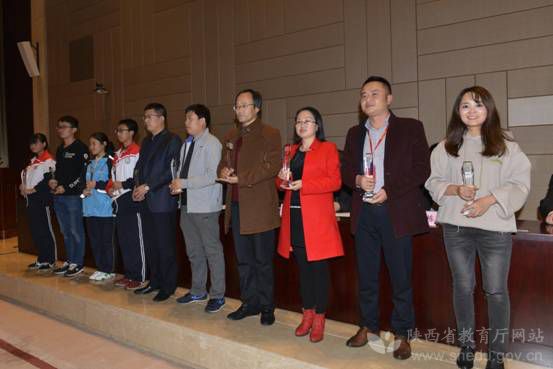 李楠（左二）在颁奖现场